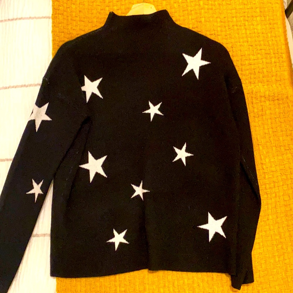 Mock neck sweater w star print